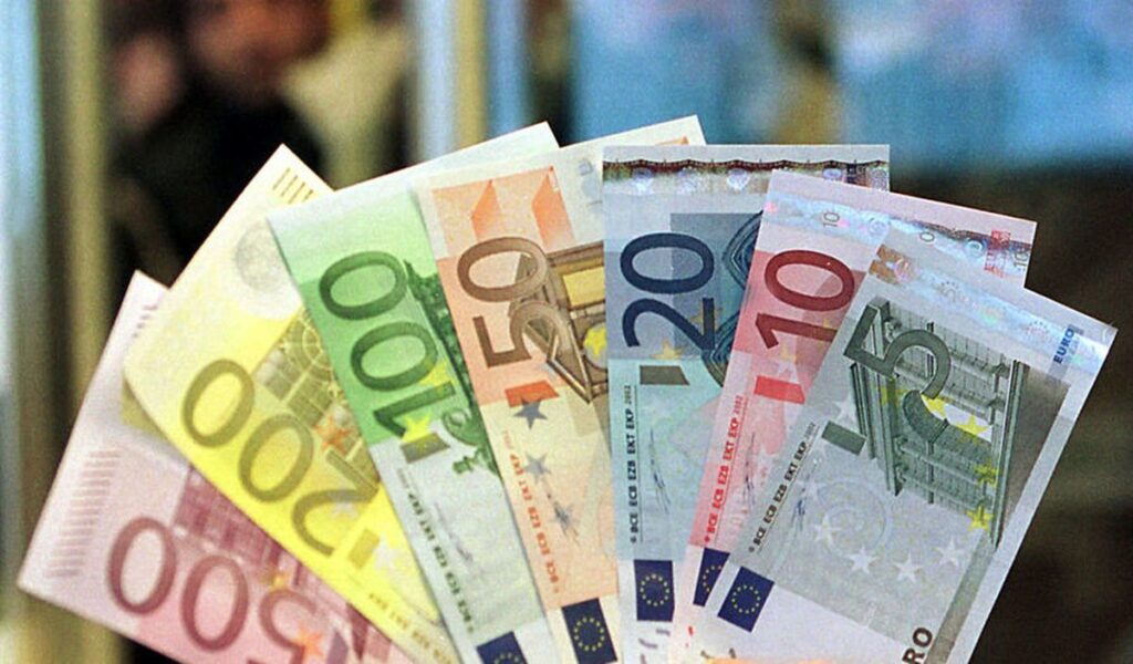 نرخ ارز در بازارهای مختلف 9 مرداد/ دلار گران و یورو ارزان شد