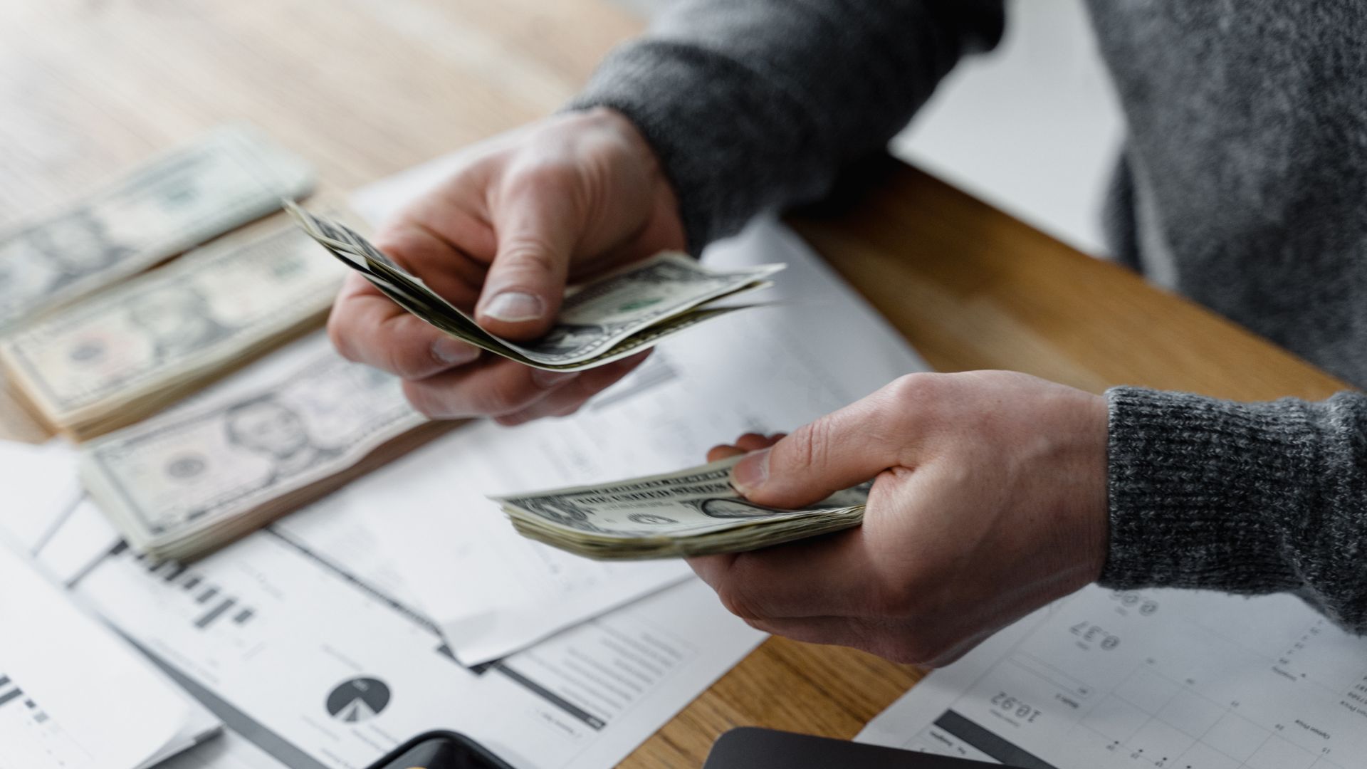 آخرین قیمت دلار آمریکا امروز پنجشنبه ۲۳ مرداد ماه ۱۴۰۴ + جدول قیمت دلار | دلار آمریکا چقدر شد؟
