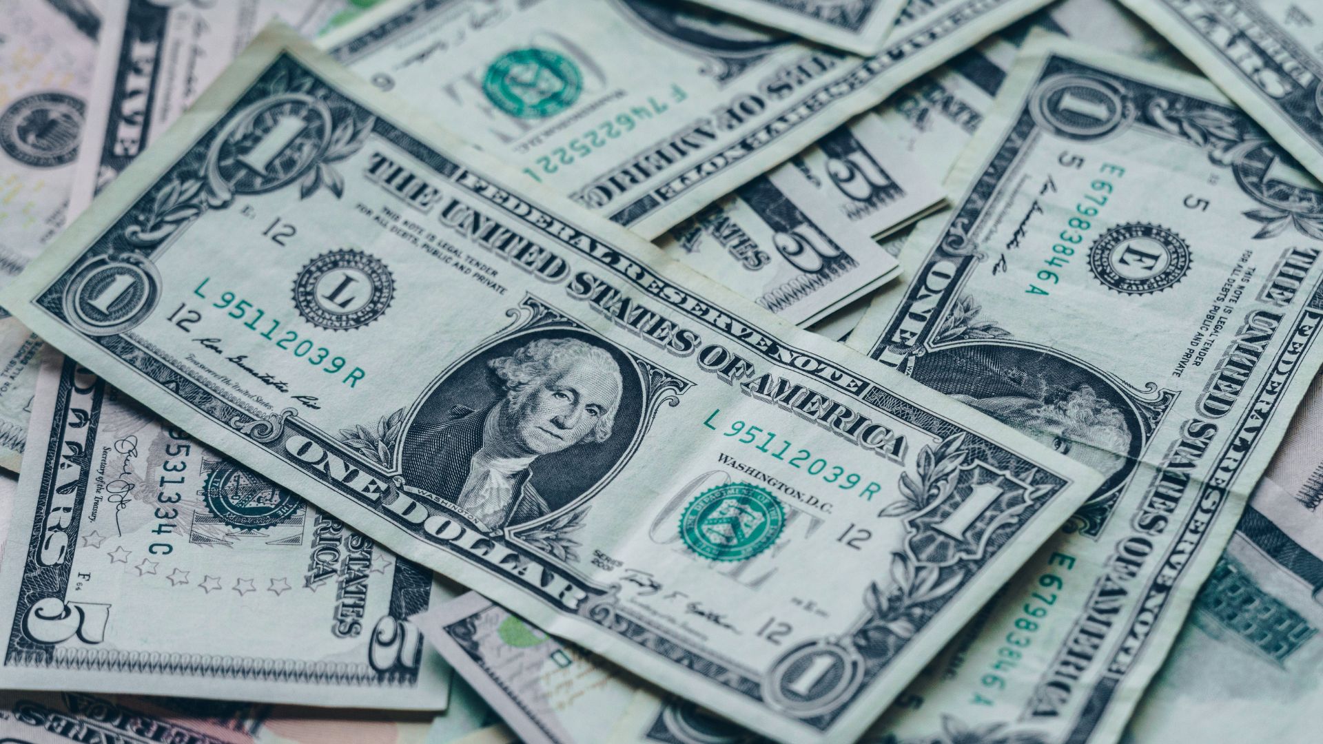 جدیدترین پیش بینی قیمت دلار فردا شنبه ۱۸ مرداد ۱۴۰۴ + پیش بینی نوسانات بازار ارز فردا | دلار در چه محدوده ای نوسان می کند؟
