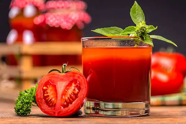 با خوردن ناشتا آب گوجه فرنگی نامیرا شوید | راز سلامتی در یک لیوان آب گوجهفرنگی