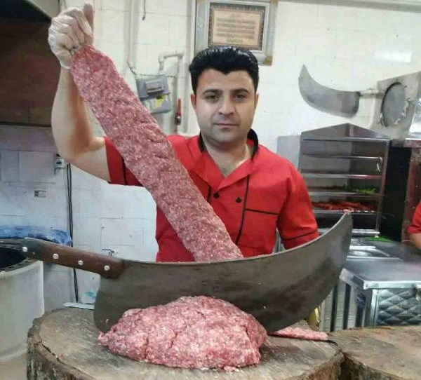خلاقیت خنده‌دار و تحسین برانگیز کباب‌پز بنابی برای کشوندن مشتری پای سیخ کباب حماسه آفرید/ الحق که دکترای بازاریابی حق توئه، سهم توئه😂