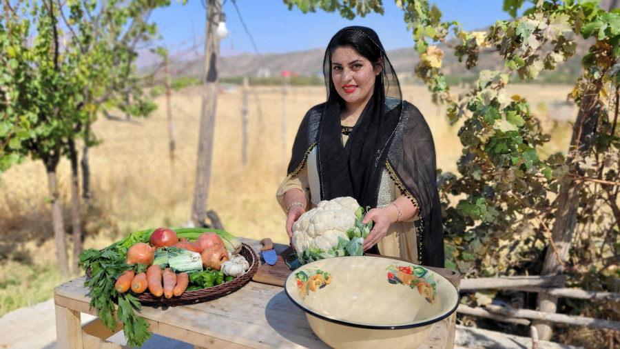 آماده سازی زمستان: تهیه ترشی با آب انار در کردستان