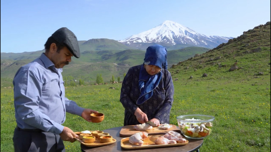 درست کردن مرغ کبابی در کوه دماوند - زندگی روستایی