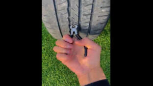چگونه لاستیک خودرو پنچر شده با میخ را در یک دقیقه تعمیر کنیم؟