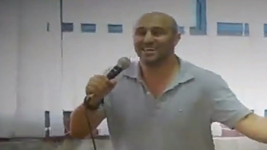 آهنگ شاد خواندن محسن تنابنده در پشت صحنه سریال شاهگوش