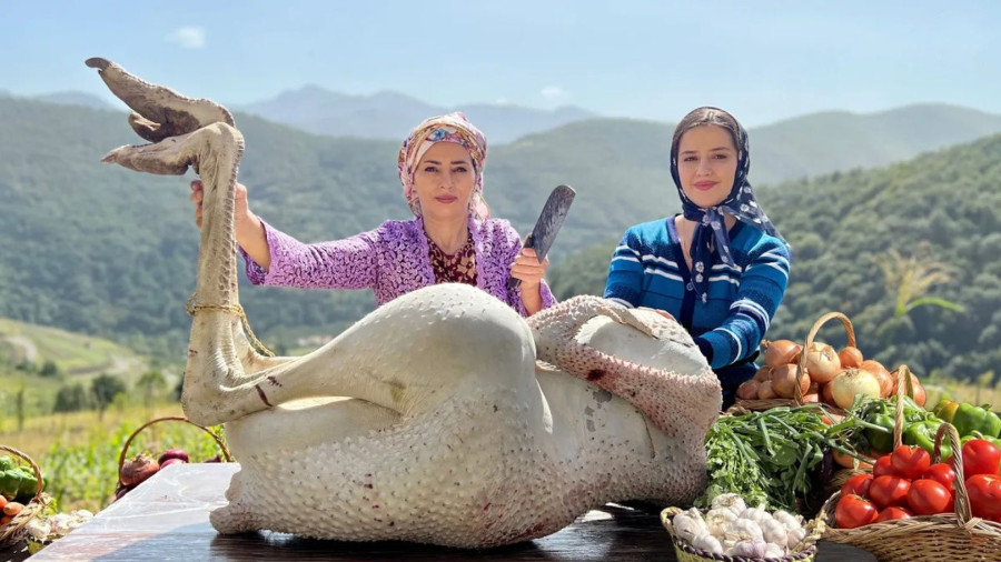 غذای روستایی در گیلان؛ پخت دیدنی غذا با شتر مرغ