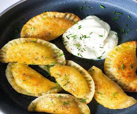 طرز تهیه پیراشکی پیتزایی خانگی با خمیر نرم و کش‌دار