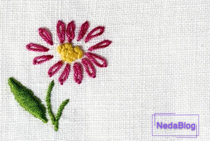 گلدوزی گل ساده روی پارچه