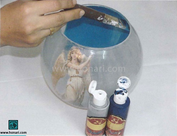 ترک کروکدیل روی شیشه