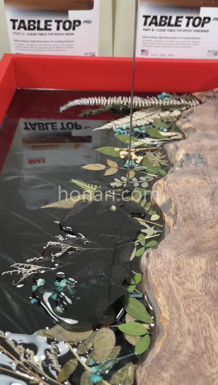 اضافه کردن رزین روی گل خشک برای ایجاد عمق