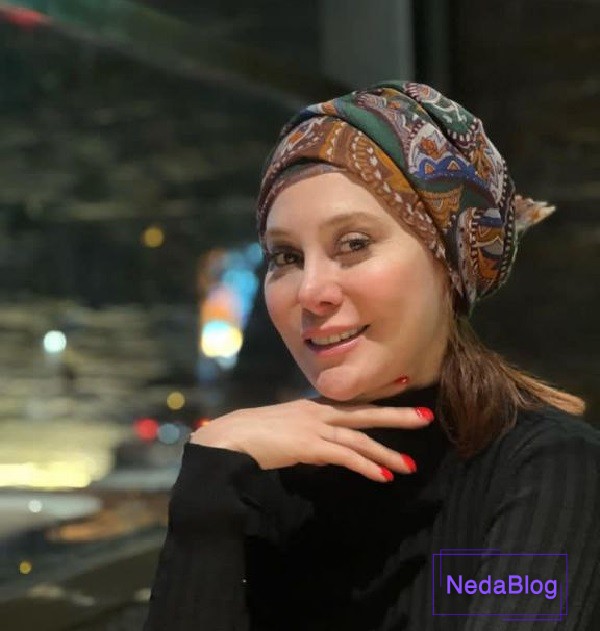 آرام جعفری در حال خندیدن