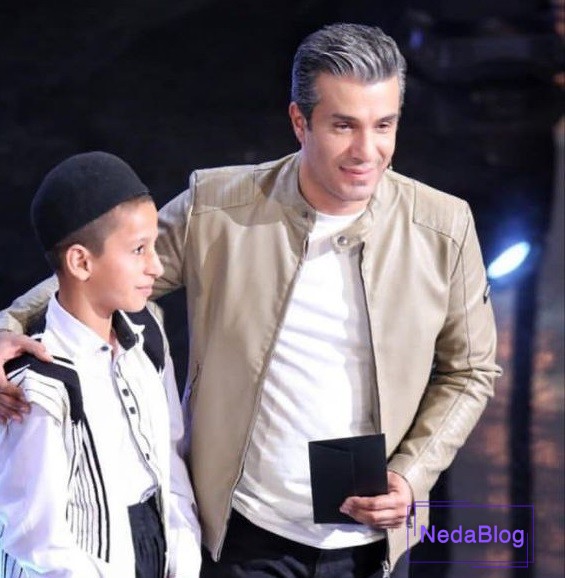 آریا عظیمی نژاد در کنار شرکت کننده عصر جدید