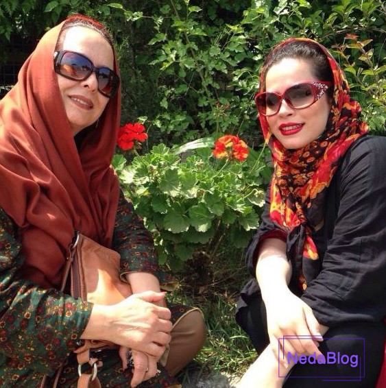 آزیتا حاجیان در کنار دخترش ملیکا شریفی نیا