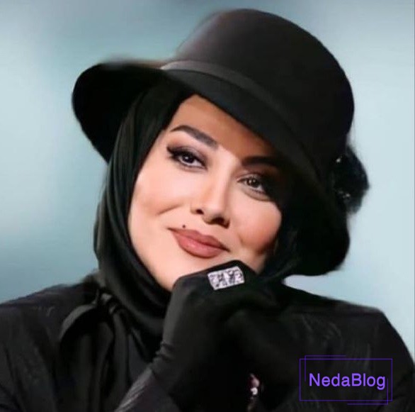 آشا محرابی در حال خندیدن