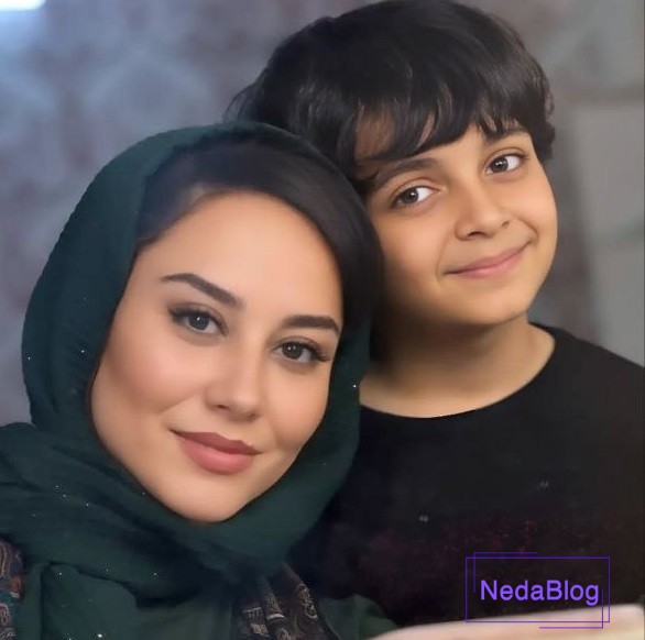 آشا محرابی در کنار بازیگر خردسال