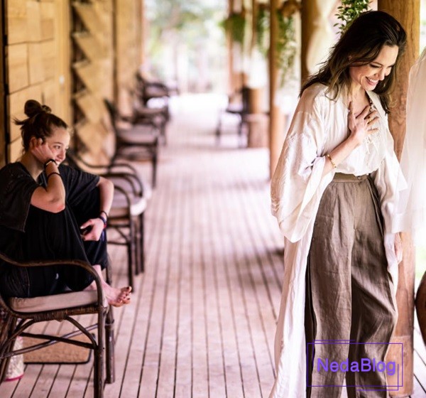 آنجلینا جولی در کنار دخترش در حال خندیدن