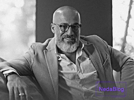 امیر آقایی در حال خندیدن