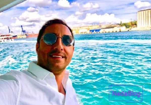 امیرحسین رستمی در کنار دریا