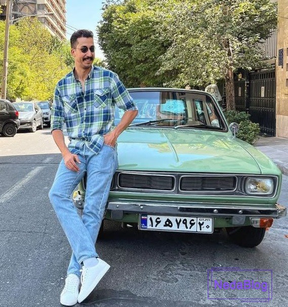 بهرام افشاری در حال خندیدن