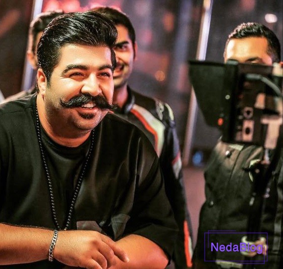 بهنام بانی در حال خندیدن