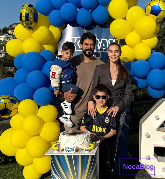 بوراک اوزچیویت در کنار خانواده اش