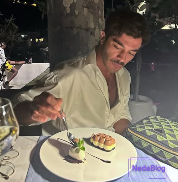 بوراک دنیز در حال غذا خوردن