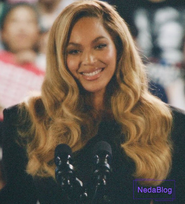 بیانسه در حال خندیدن