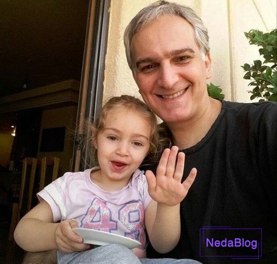 بیژن بنفشه خواه در حال خندیدن