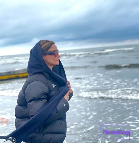 تینا آخوندتبار در کنار دریا