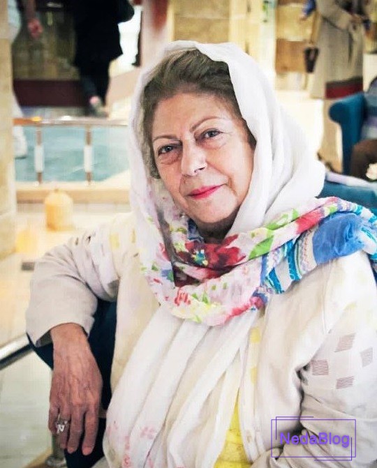 ثریا قاسمی در حال خندیدن