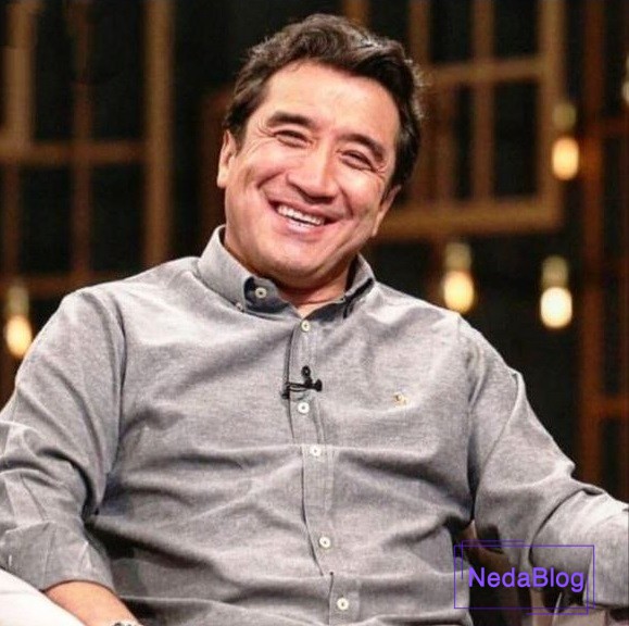 خداداد عزیزی در حال خندیدن