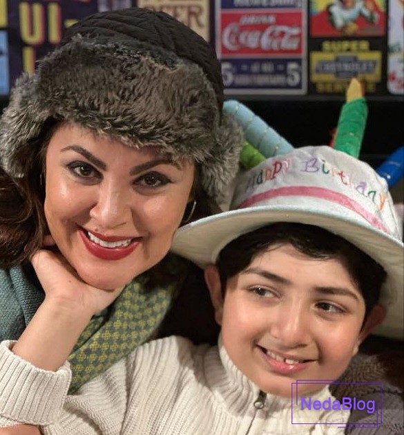 لاله اسکندری در کنار خانواده اش