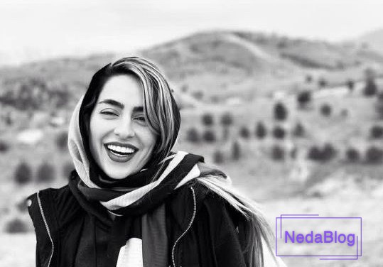 سمانه پاکدل در حال خندیدن