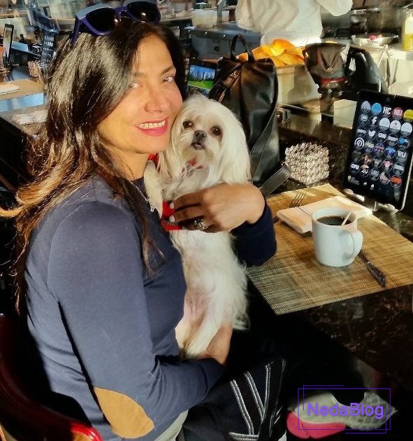 سوزان روشن با سگش