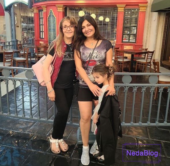 سوزان روشن با مادر و برادر زاده اش