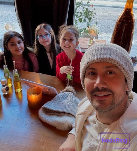 شاهرخ استخری در کنار دخترانش