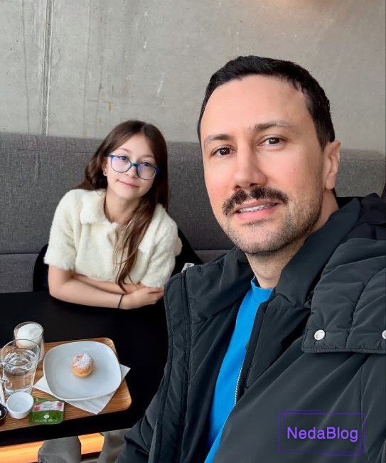 شاهرخ استخری در کنار دخترش