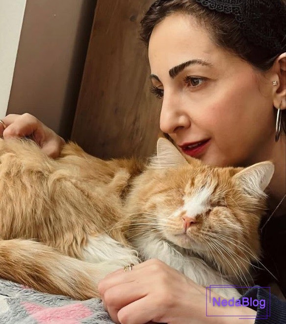 شقایق دهقان در کنار گربه اش