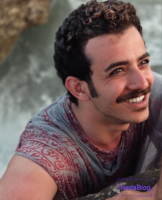 علی شادمان در حال خندیدن