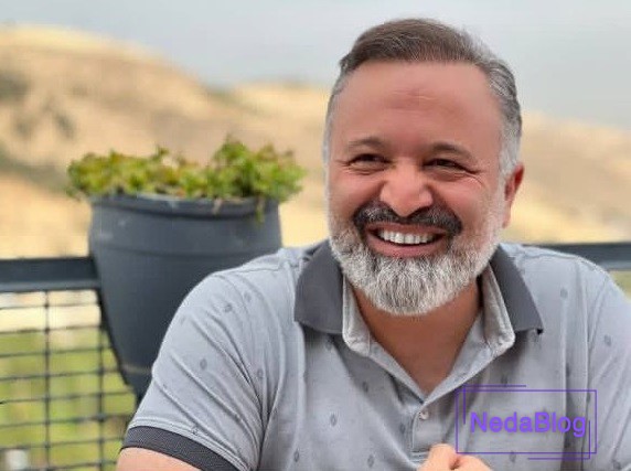 علی صالحی در حال خندیدن