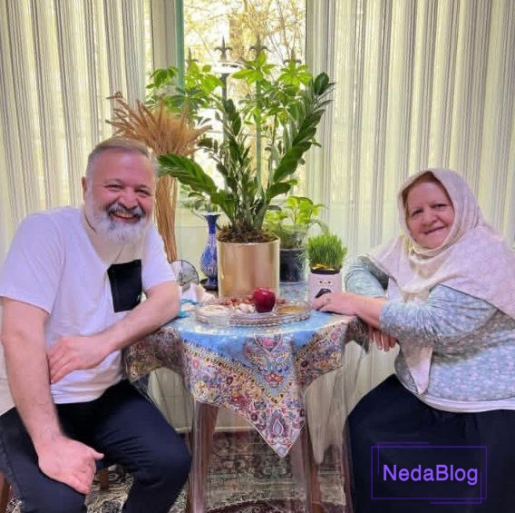 علی صالحی در کنار مادرش