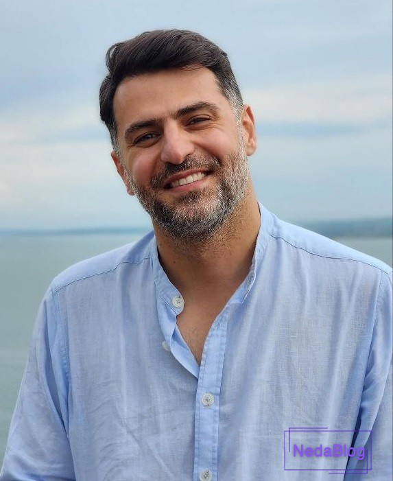 علی ضیا در حال خندیدن