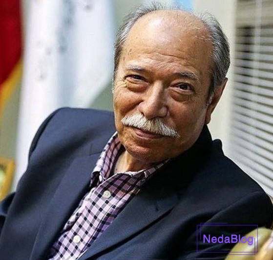 علی نصیریان در حال خندیدن