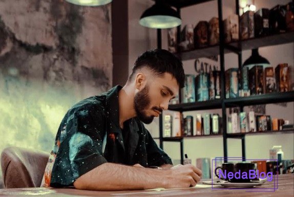 عکس مهراد جم در یک کافه