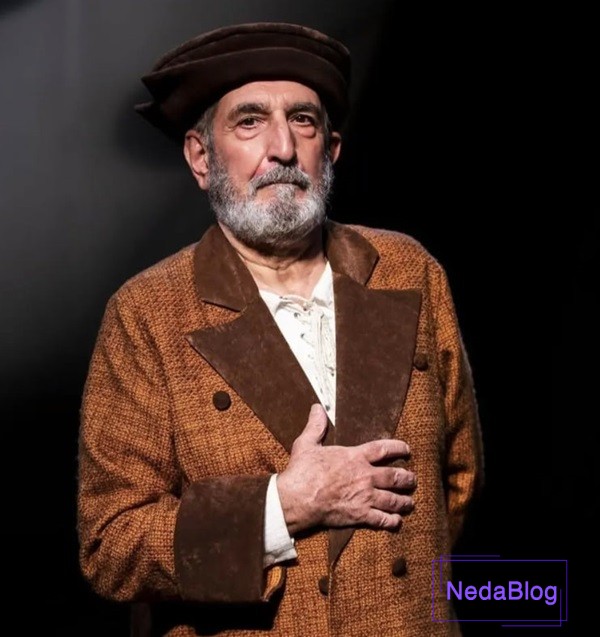 فرهاد آئیش در نمایش تئاتر