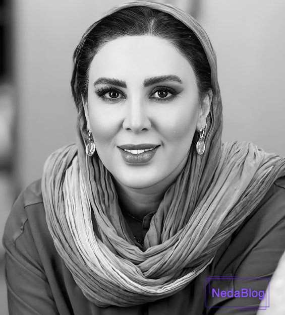 لیلا بلوکات در حال خندیدن