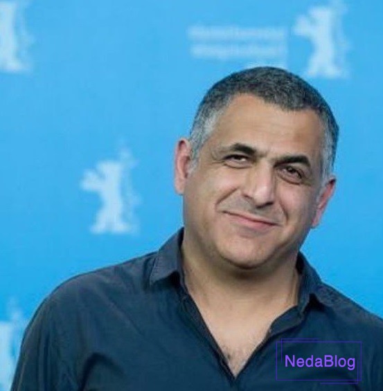 مانی حقیقی در حال خندیدن