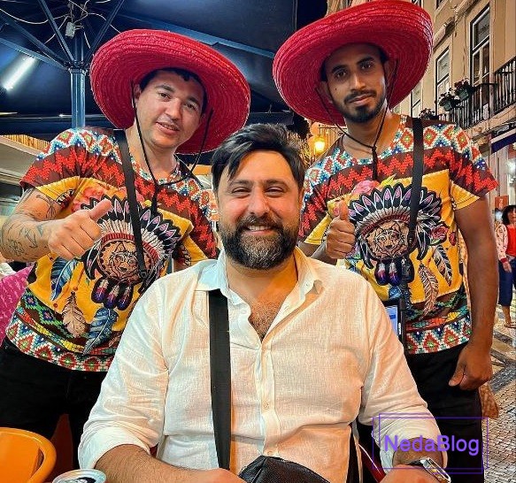 محمد علیزاده در حال خندیدن