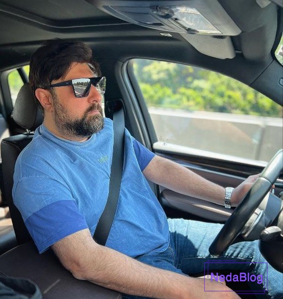 محمد علیزاده در حین رانندگی