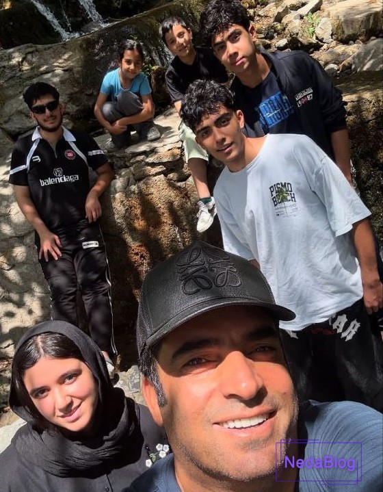 منوچهر هادی در کنار خانواده اش